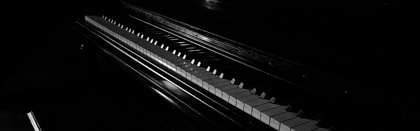 Piano BW 1400×777 Piano BW 1400x777